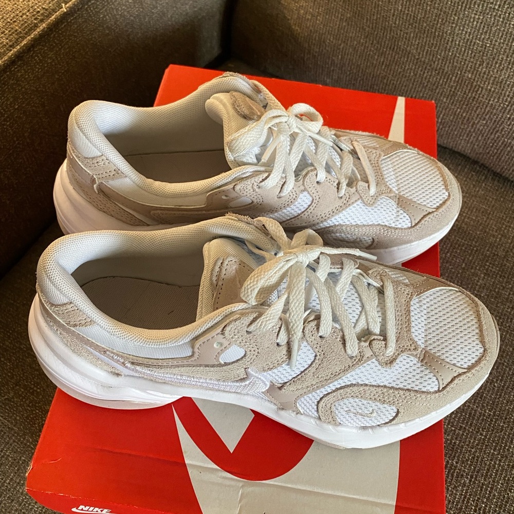 Nike AL8 Sneakers 7.5